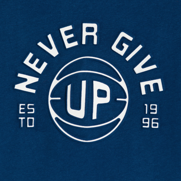 تيشيرت مزين برسالة باللون الأزرق الداكن للأولاد.